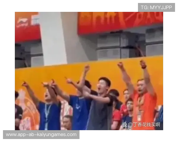 赛场“温暖”时刻：运动员“无私”帮助队友！